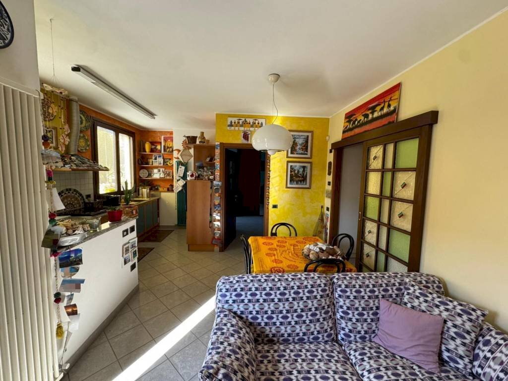 Camera da letto - Trilocale via Cesare Battisti, 32, Somma Lombardo - foto 1