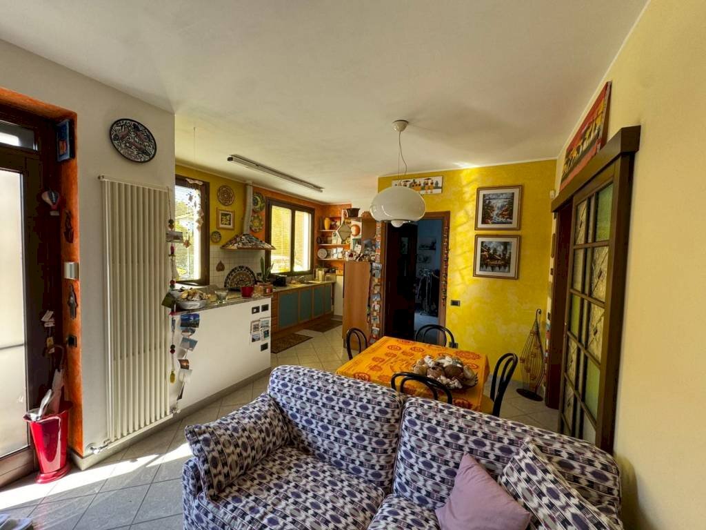 Salone - Trilocale via Cesare Battisti, 32, Somma Lombardo - foto 3