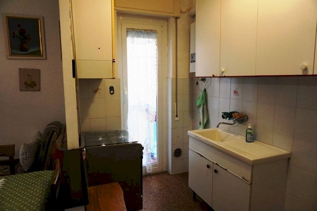 Cucina - Bilocale via Bartolomeo Carrea, 4, Genova (zona Sampierdarena) - foto 3