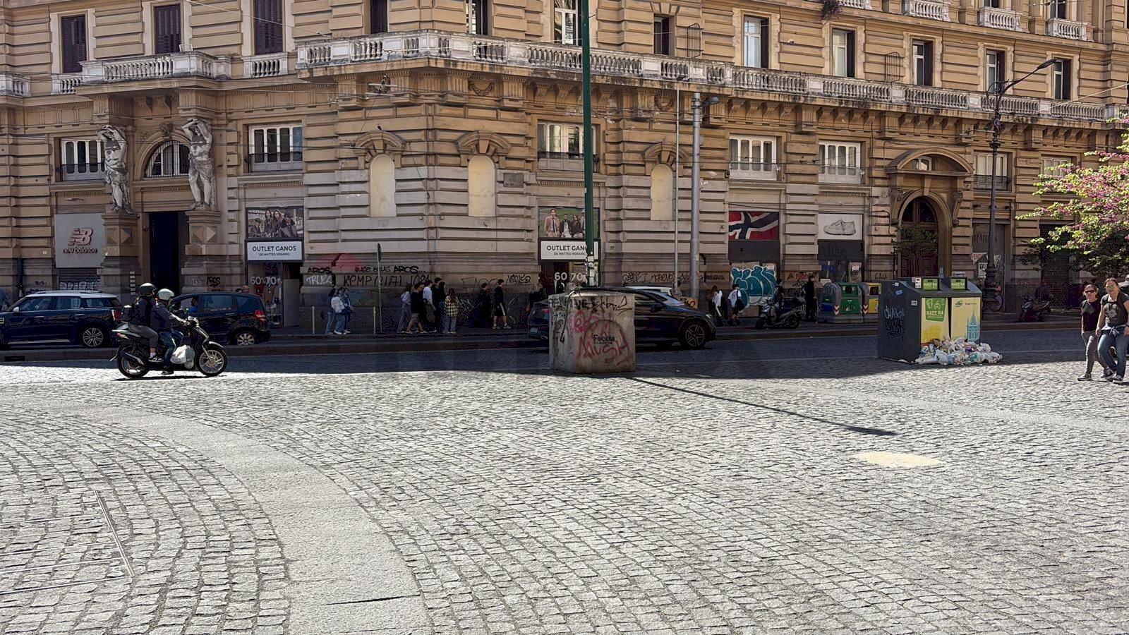 Edificio all\'aperto - Locale Commerciale Corso umberto
 
181, Napoli - foto 2