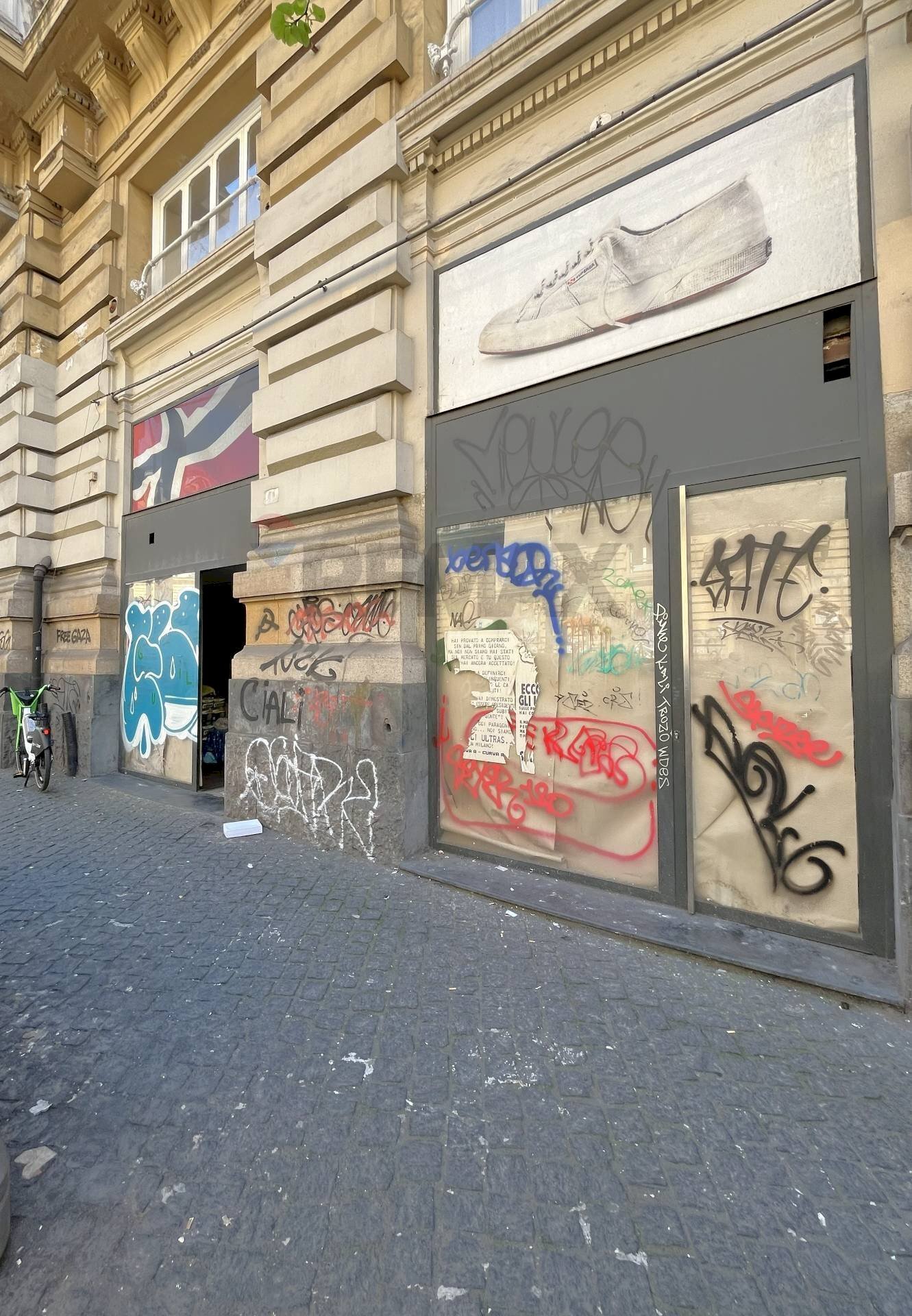 Edificio all\'aperto - Locale Commerciale VIA Corso Umberto
183, Napoli - foto 3