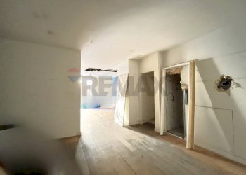 Hall / corridoio - Locale Commerciale VIA Corso Umberto
 
183, Napoli - foto 12