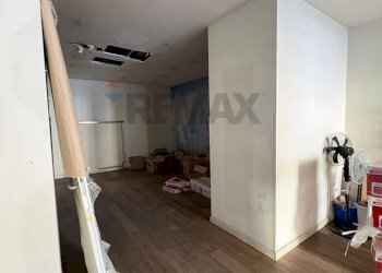 Stanza vuota - Locale Commerciale VIA Corso Umberto
 
183, Napoli - foto 14