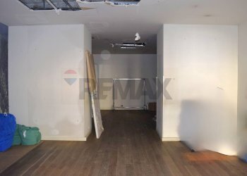 Hall / corridoio - Locale Commerciale VIA Corso Umberto
 
183, Napoli - foto 18