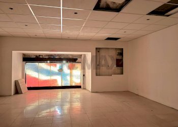 Stanza vuota - Locale Commerciale VIA Corso Umberto
 
183, Napoli - foto 20