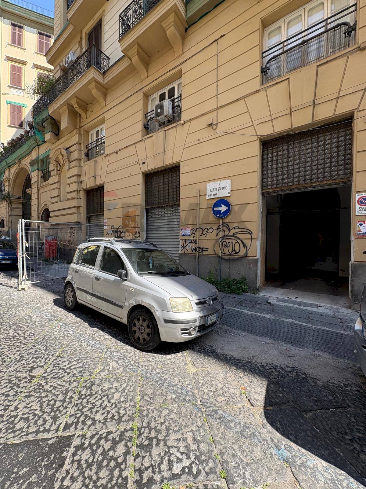 Edificio all\'aperto - Locale Commerciale Napoli - foto 2