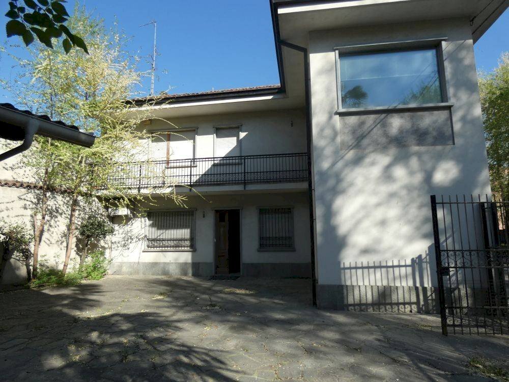 Facciata - Villa piazza Monsignor Luigi Grassi, Alba - foto 1