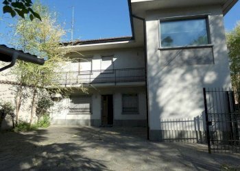 Facciata - Villa piazza Monsignor Luigi Grassi, Alba - foto 1