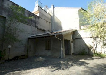 Facciata - Villa piazza Monsignor Luigi Grassi, Alba - foto 2