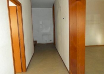 Corridoio - Villa piazza Monsignor Luigi Grassi, Alba - foto 8