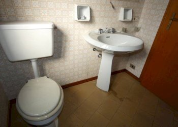 Bagno - Villa piazza Monsignor Luigi Grassi, Alba - foto 18