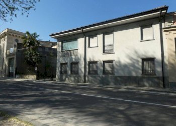 Facciata - Villa piazza Monsignor Luigi Grassi, Alba - foto 26