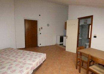 Camera da letto - One-room apartment via Torino, Canale - photo 6