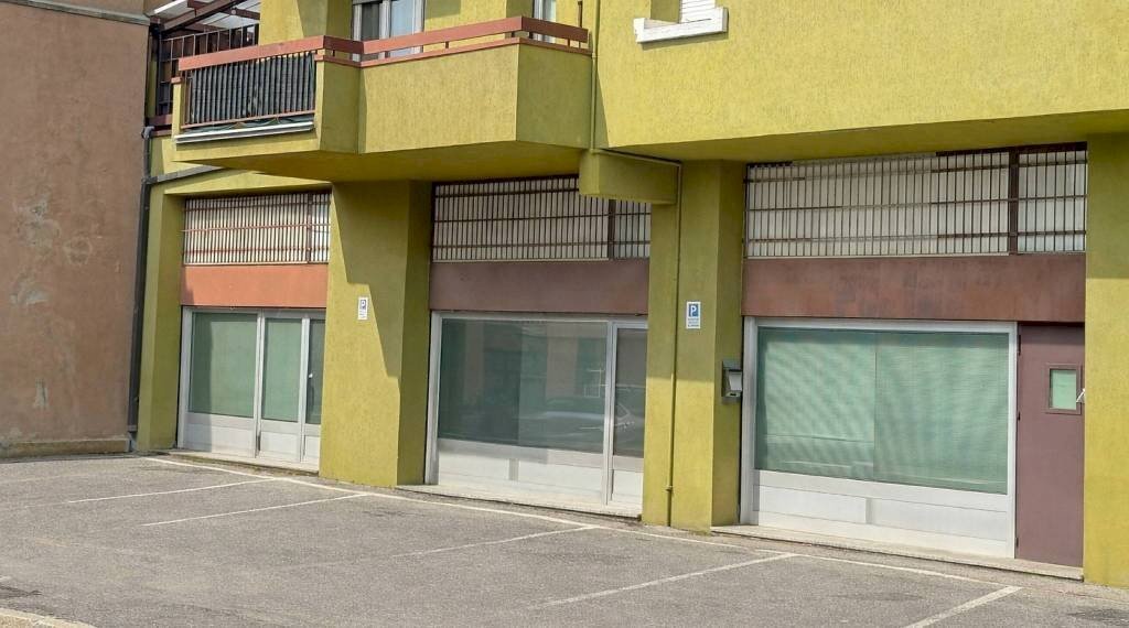 Facciata - Negozio via Visconti di Modrone, 31, Macherio - foto 1
