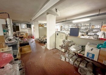 Magazzino - Negozio via Visconti di Modrone, 31, Macherio - foto 18