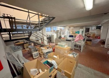 Magazzino - Negozio via Visconti di Modrone, 31, Macherio - foto 19