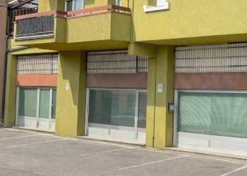 Facciata - Negozio via Visconti di Modrone, 31, Macherio - foto 1
