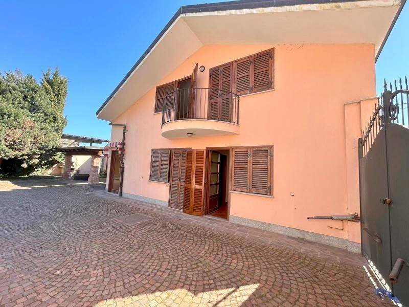 Facciata - Villa via della Ripa, 37, frazione Madonna Delle Grazie, Cuneo - foto 1