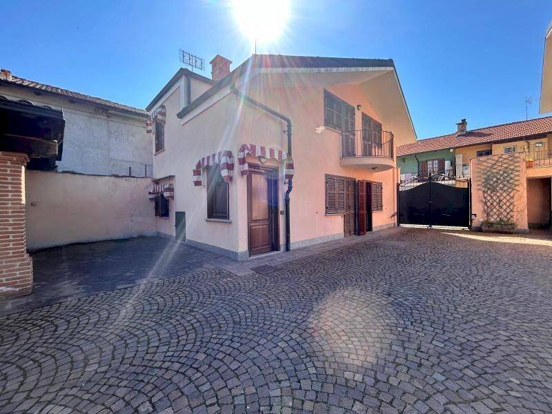 Cortile interno - Villa via della Ripa, 37, frazione Madonna Delle Grazie, Cuneo - foto 2