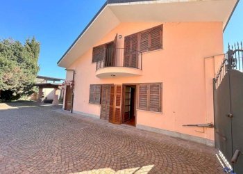 Facciata - Villa via della Ripa, 37, frazione Madonna Delle Grazie, Cuneo - foto 1