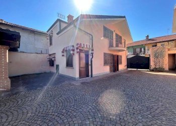 Cortile interno - Villa via della Ripa, 37, frazione Madonna Delle Grazie, Cuneo - foto 2