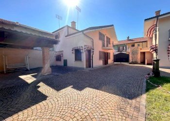Cortile interno - Villa via della Ripa, 37, frazione Madonna Delle Grazie, Cuneo - foto 5