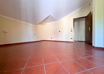 Camera da letto - Villa via della Ripa, 37, frazione Madonna Delle Grazie, Cuneo - foto 13