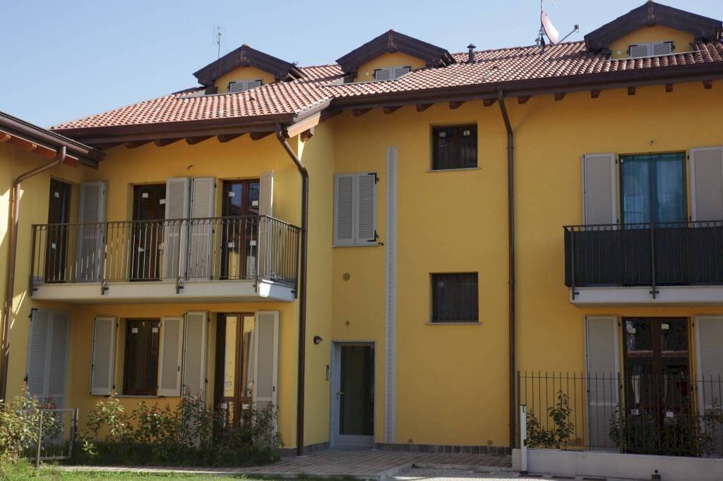 Facciata - Bilocale via Camillo Benso di Cavour, Rosate - foto 1