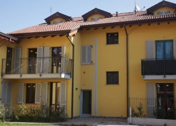 Facciata - Bilocale via Camillo Benso di Cavour, Rosate - foto 1