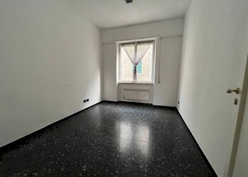 Camera da letto - Trilocale via Monterotondo, 2, Genova (zona Sestri Ponente) - foto 4