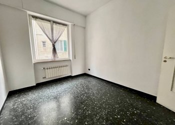 Camera da letto - Trilocale via Monterotondo, 2, Genova (zona Sestri Ponente) - foto 6