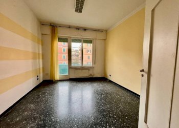 Camera da letto - Trilocale via Monterotondo, 2, Genova (zona Sestri Ponente) - foto 8