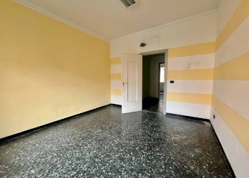 Camera da letto - Trilocale via Monterotondo, 2, Genova (zona Sestri Ponente) - foto 9