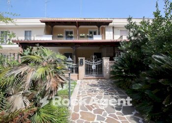 Facciata - Villa a Schiera via Mario di Lecce, Lecce - foto 2