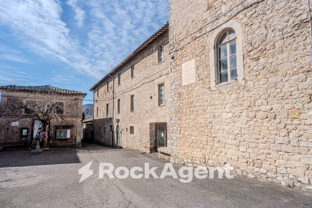 Facciata - Stabile - Palazzo Località Morruzze, 14, Baschi - foto 1