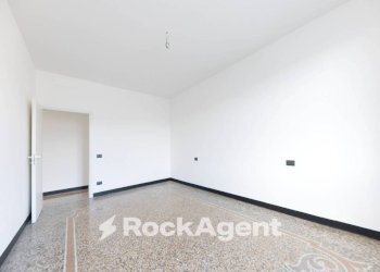 Camera da letto - Appartamento via Archimede, Genova (zona Marassi) - foto 12