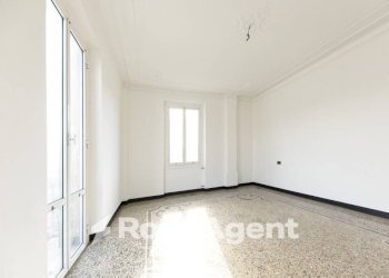 Camera da letto - Appartamento via Archimede, Genova (zona Marassi) - foto 13