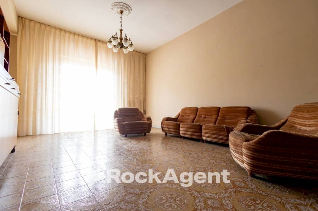 Salone - Trilocale via Conti di Loritello, 9/B, Catanzaro - foto 1