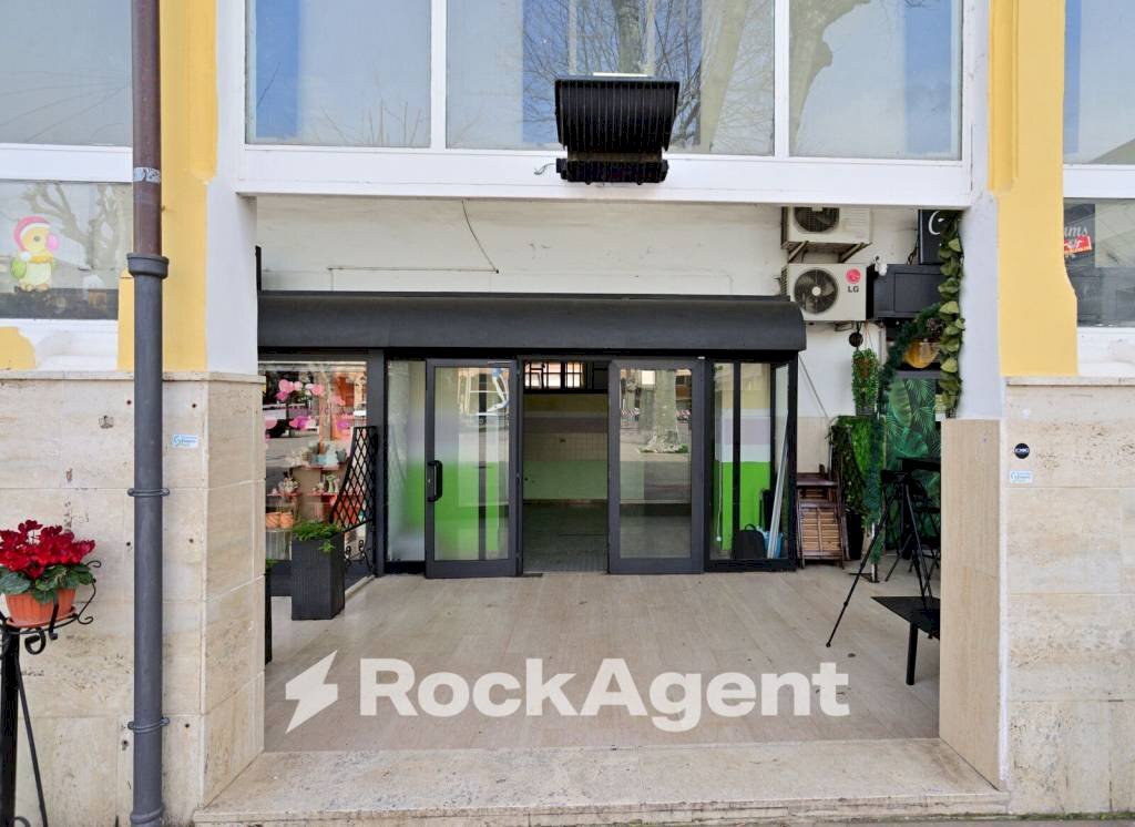 Facciata - Negozio via Piazza Spada, 5, Fiuggi - foto 2