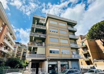 Facciata - Three-room apartment viale Paolo Orlando, Roma (neighborhood Lido di Ostia) - photo 1