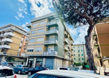 Facciata - Three-room apartment viale Paolo Orlando, Roma (neighborhood Lido di Ostia) - photo 32