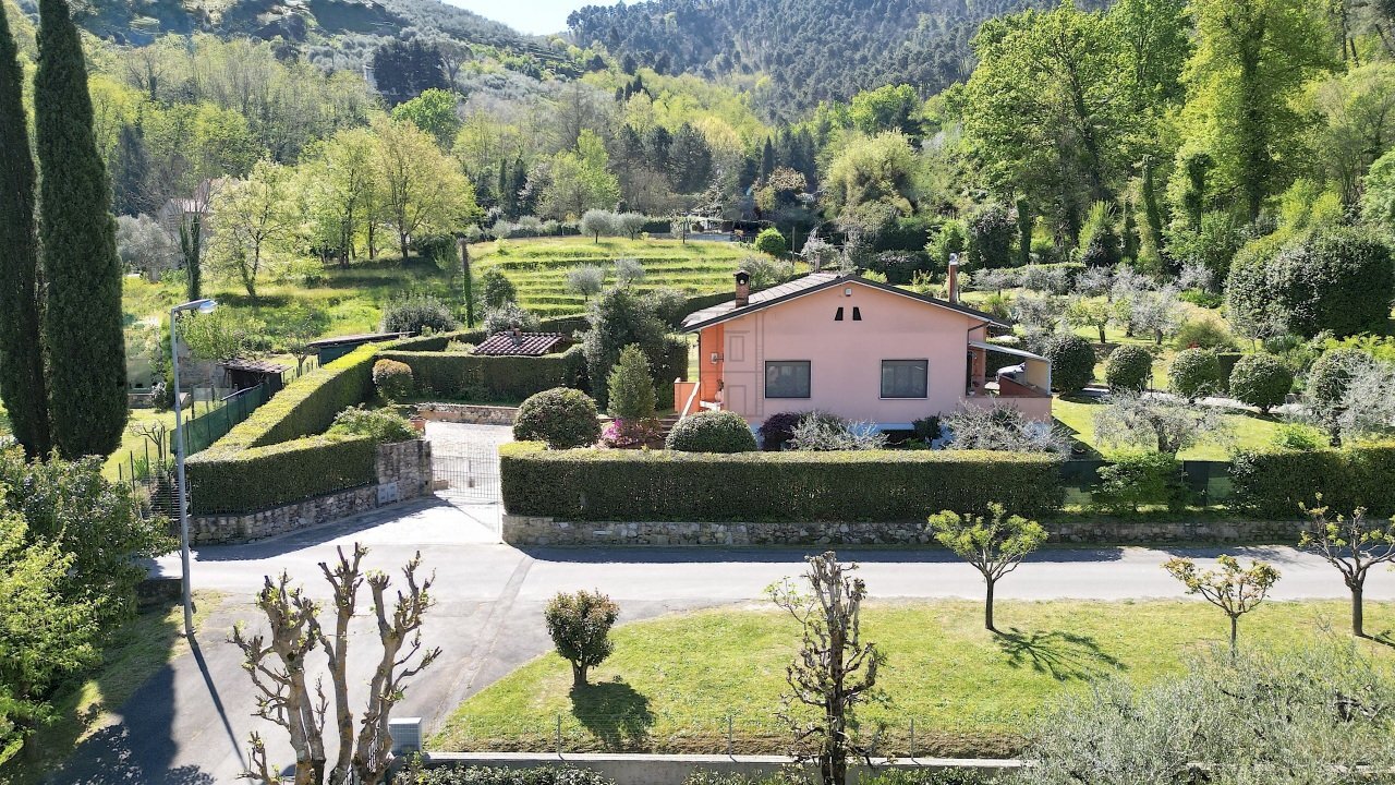 vendesi villetta indipendente con giardino lucca c - Villa Via Comunale Campolungo 51, Lucca - foto 2