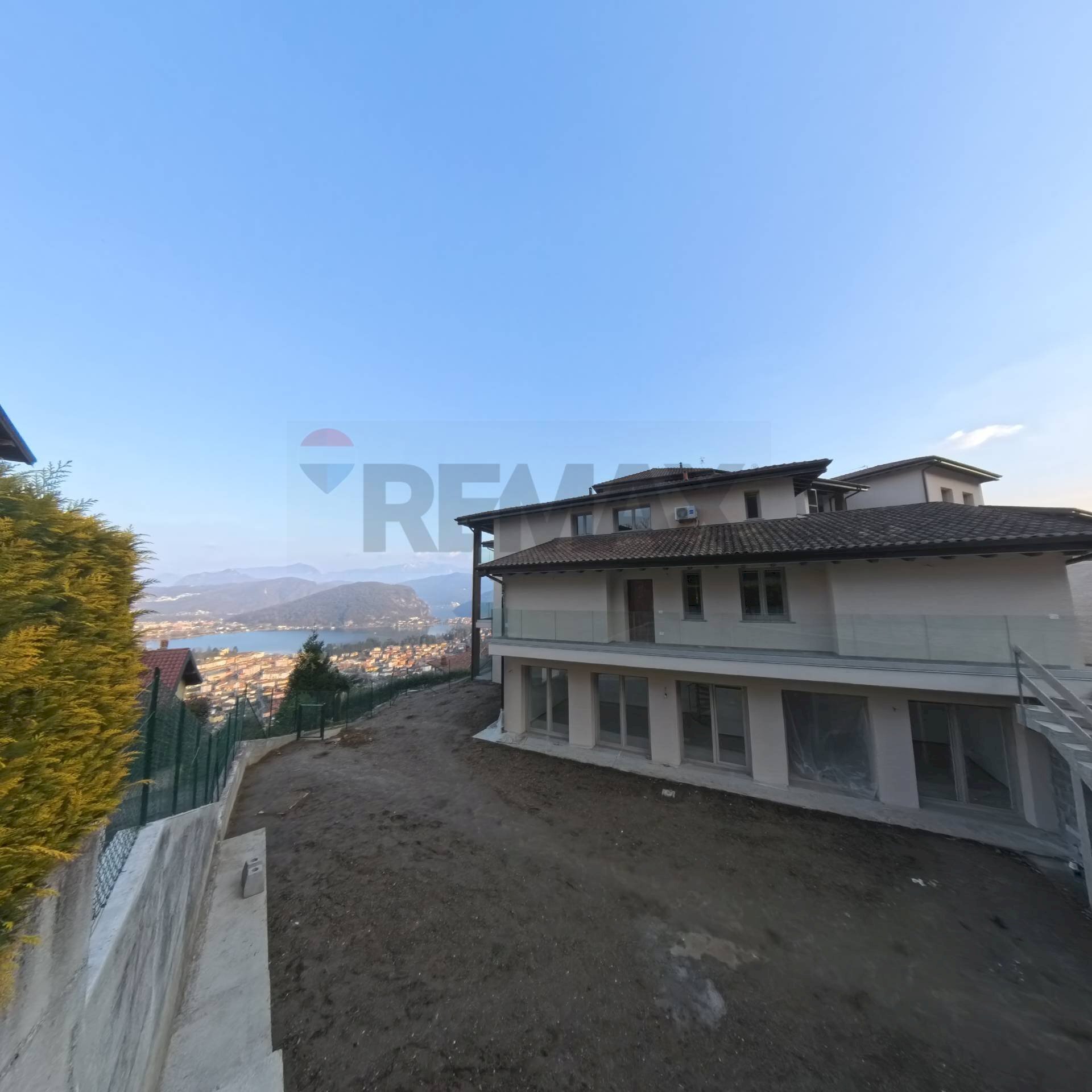 Edificio all\'aperto - Trilocale via ponte tresa
 
28, Cadegliano-Viconago - foto 2