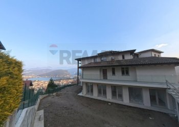 Edificio all\'aperto - Trilocale via ponte tresa
 
28, Cadegliano-Viconago - foto 2