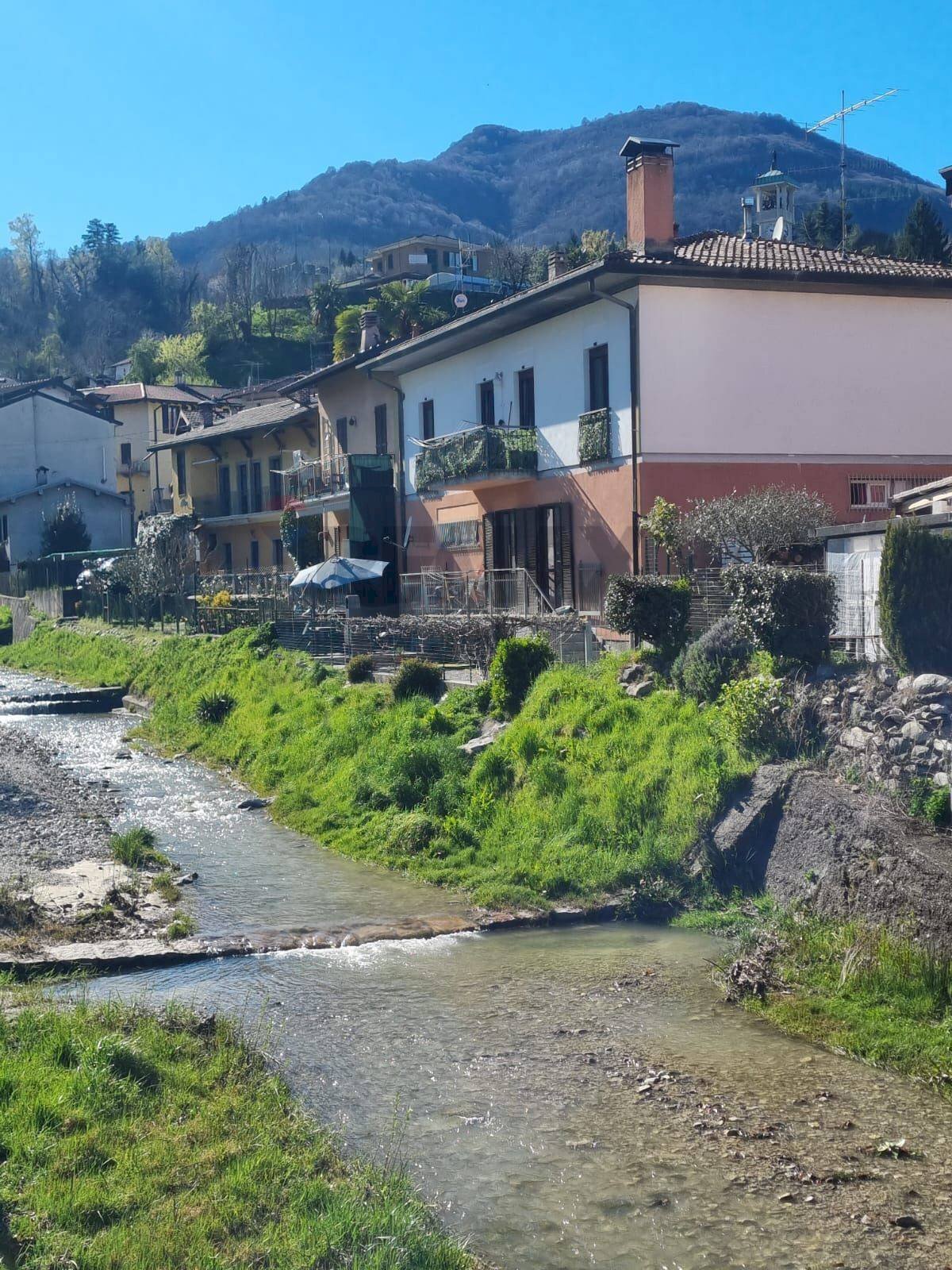Vista delle montagne - Casa semi indipendente Via Mazzini
 
5, Mesenzana - foto 2