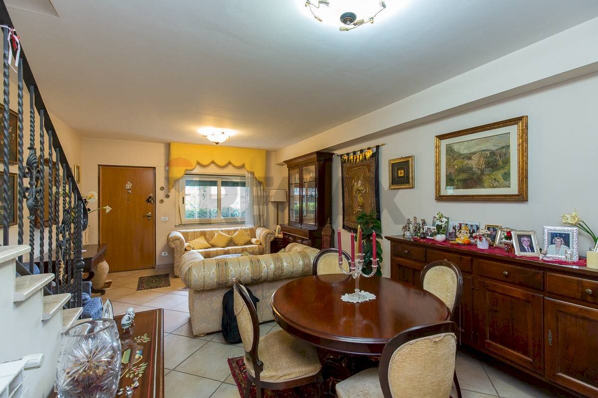 Sala da pranzo - Villa a Schiera Via Pizzo Maugeri
 
2, Valverde - foto 3