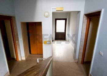 Hall / corridoio - Locale Commerciale Corso Sicilia
 
73, Enna - foto 9