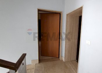 Hall / corridoio - Locale Commerciale Corso Sicilia
 
73, Enna - foto 4