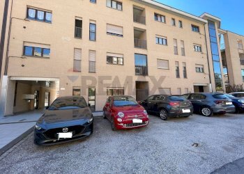 Edificio all\'aperto - Locale Commerciale Via A. Colagrande
 
2/B, L'Aquila - foto 1