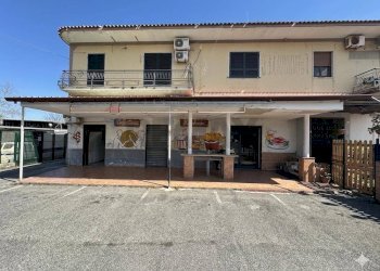 Casa all\'aperto - Locale Commerciale via campana
 
240, Pozzuoli - foto 1